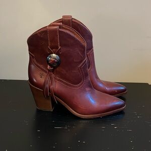 Frye size 7 leather ankle boots